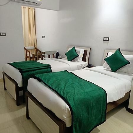 Hotel Aman Residency Аллахабад Экстерьер фото