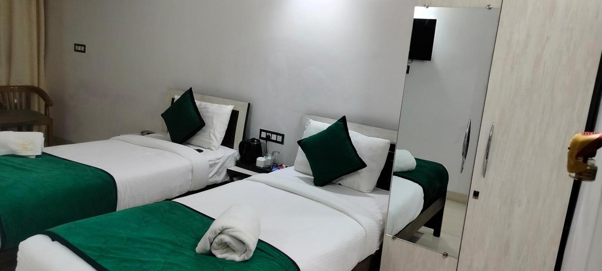 Hotel Aman Residency Аллахабад Экстерьер фото