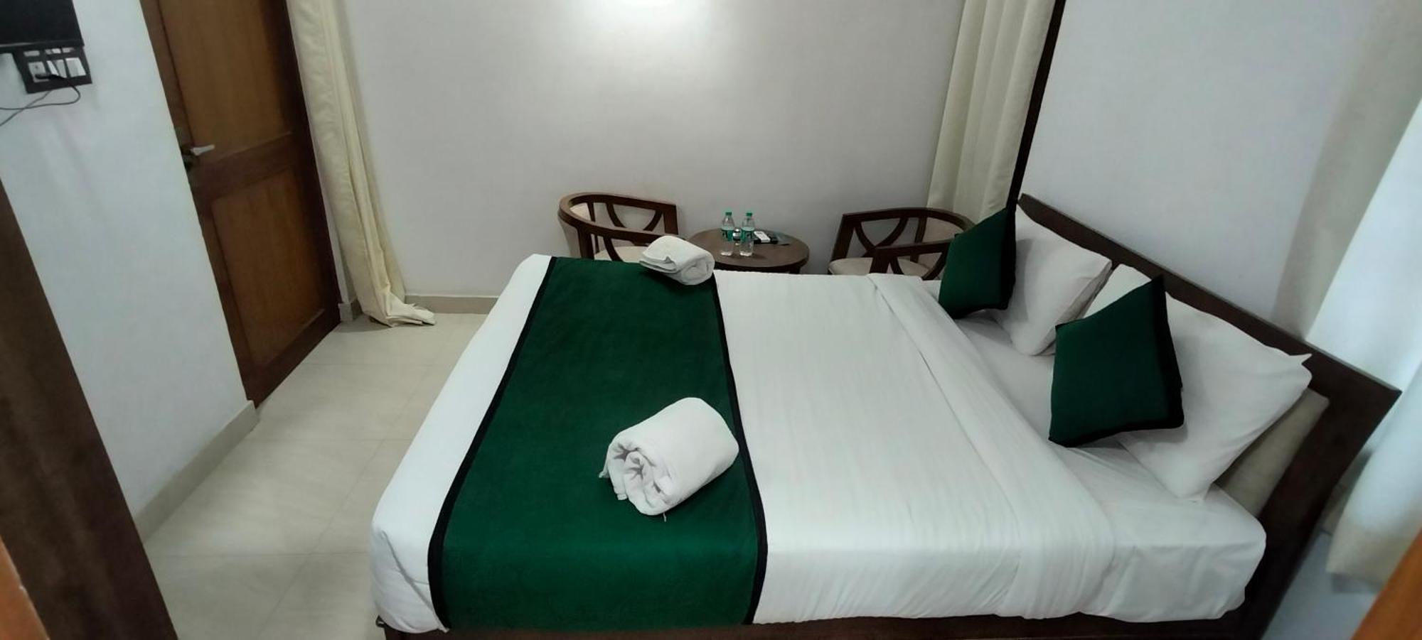 Hotel Aman Residency Аллахабад Экстерьер фото