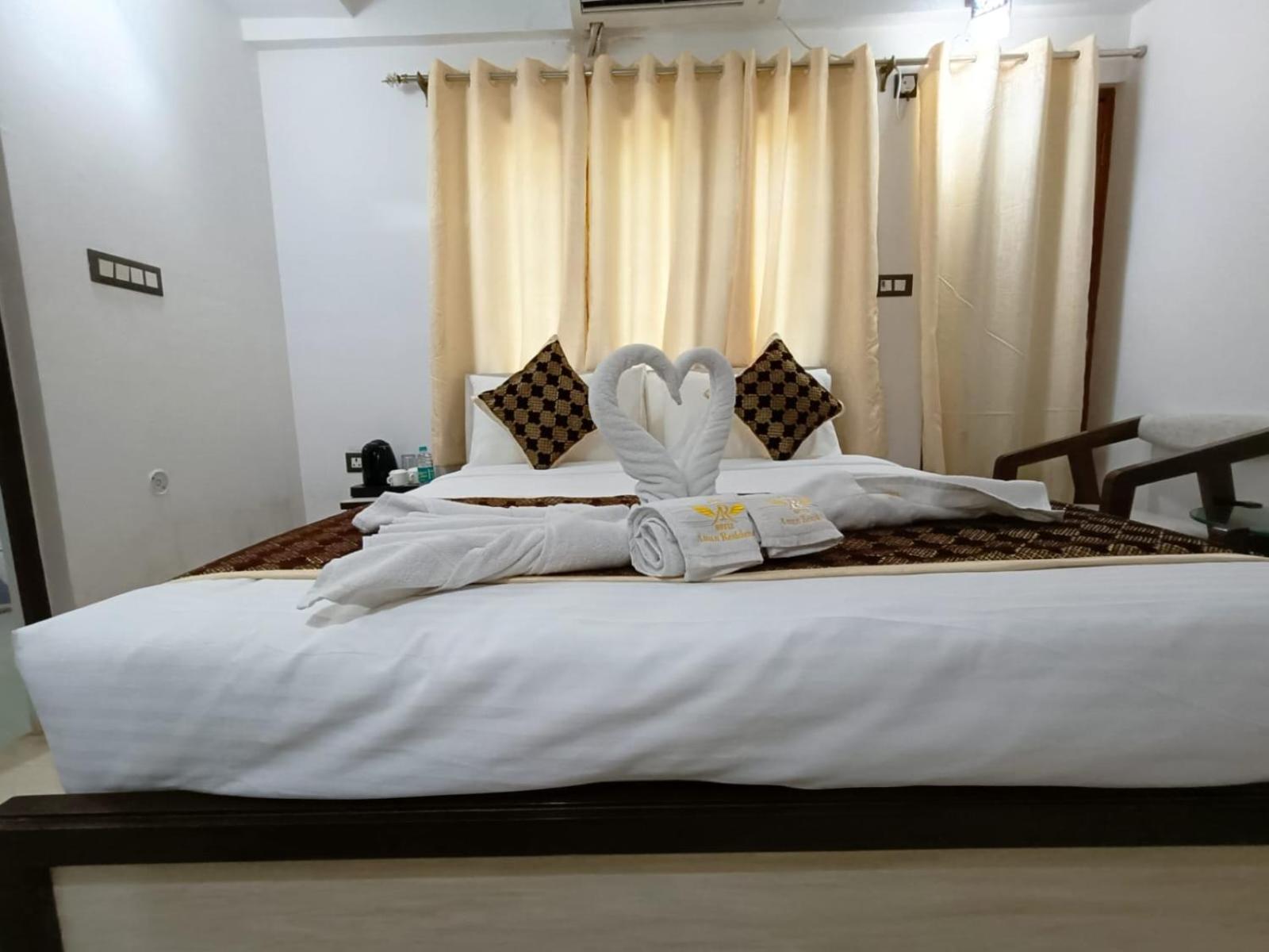 Hotel Aman Residency Аллахабад Экстерьер фото