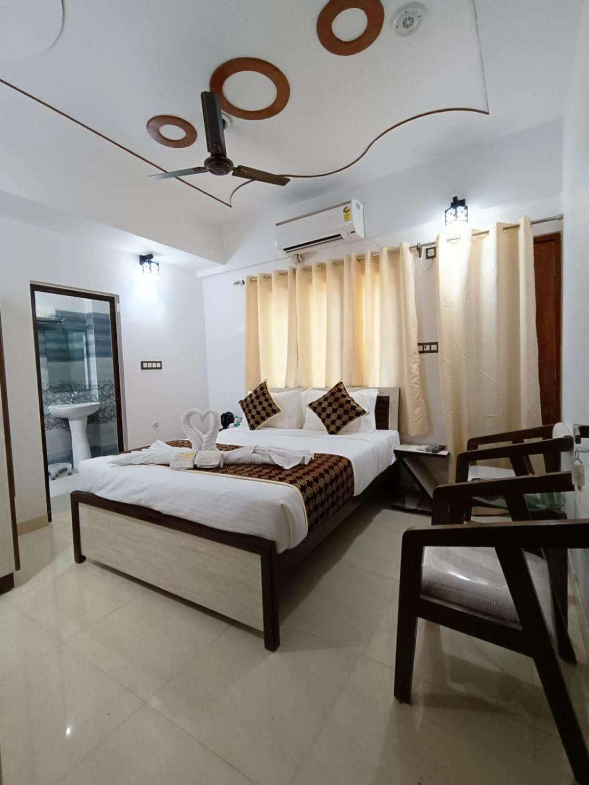 Hotel Aman Residency Аллахабад Экстерьер фото