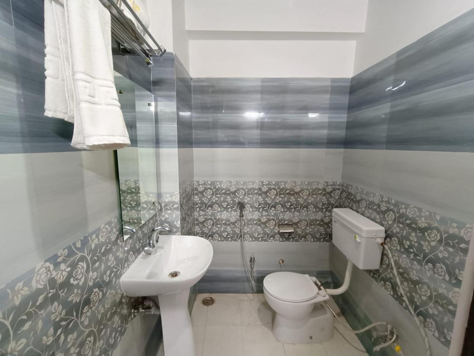 Hotel Aman Residency Аллахабад Экстерьер фото