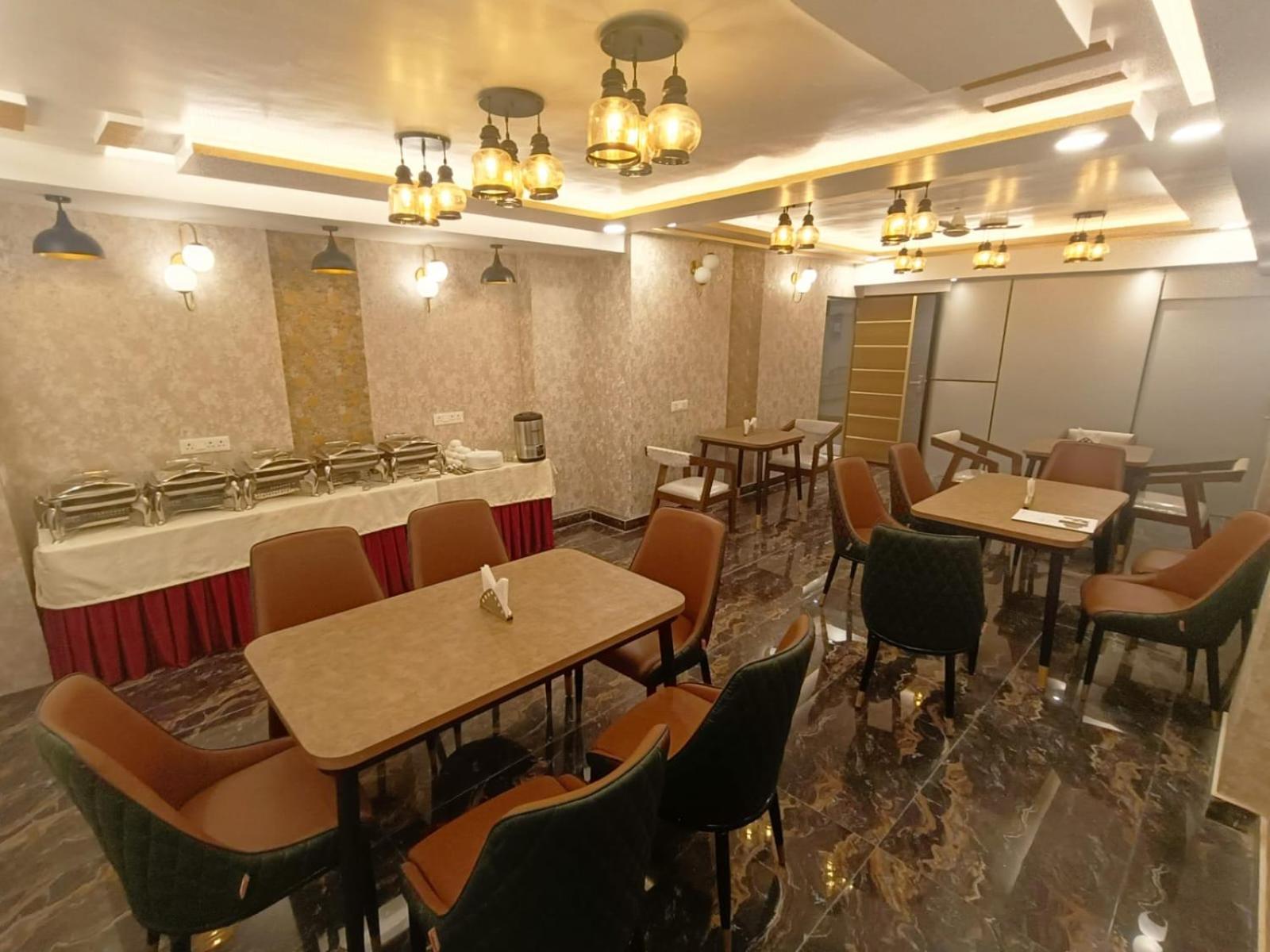 Hotel Aman Residency Аллахабад Экстерьер фото