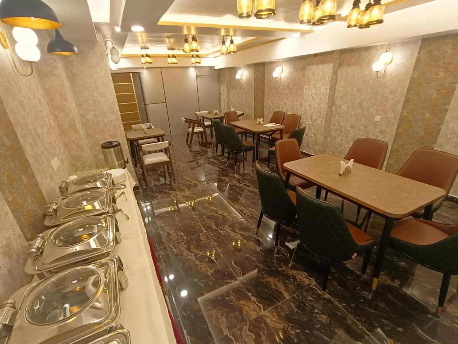 Hotel Aman Residency Аллахабад Экстерьер фото