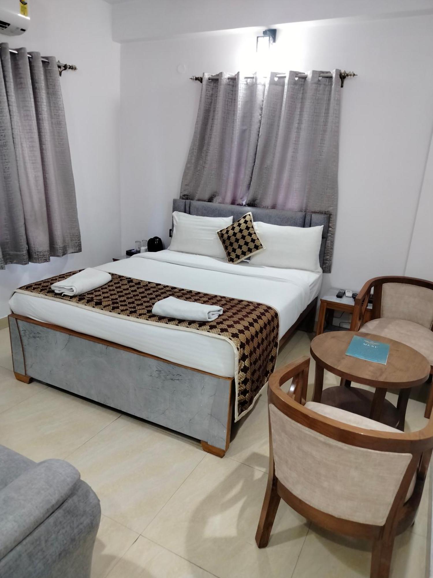 Hotel Aman Residency Аллахабад Экстерьер фото