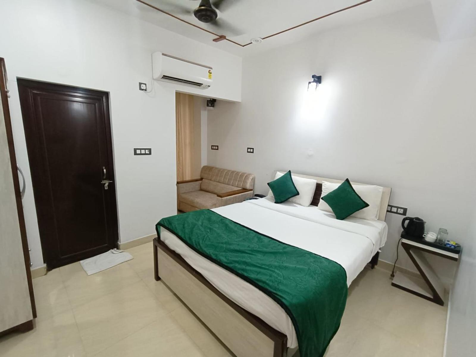 Hotel Aman Residency Аллахабад Экстерьер фото