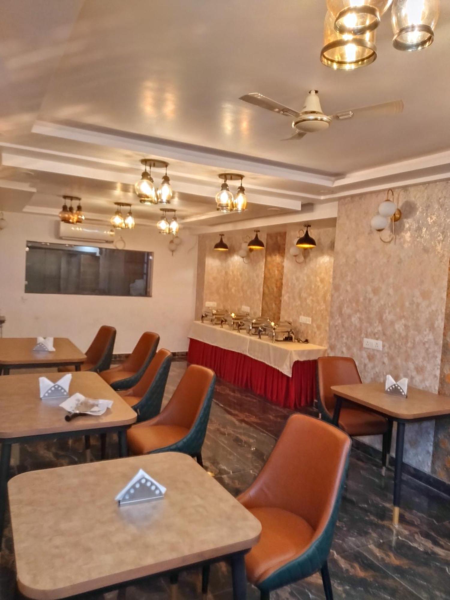 Hotel Aman Residency Аллахабад Экстерьер фото